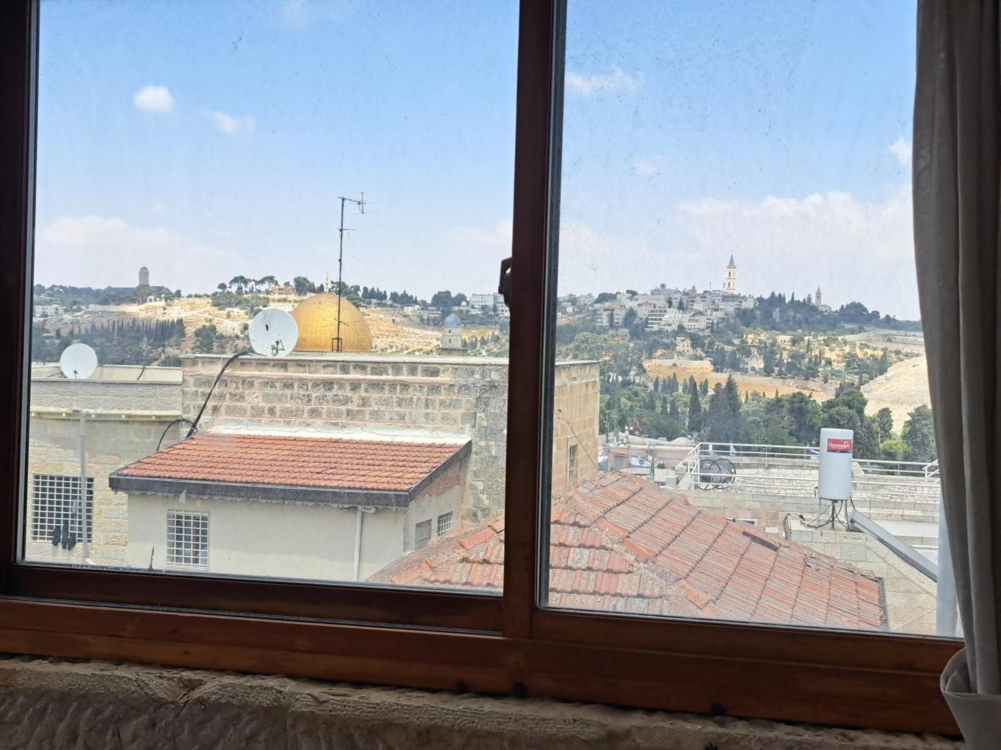 Into Jerusalem Heart Luaran gambar