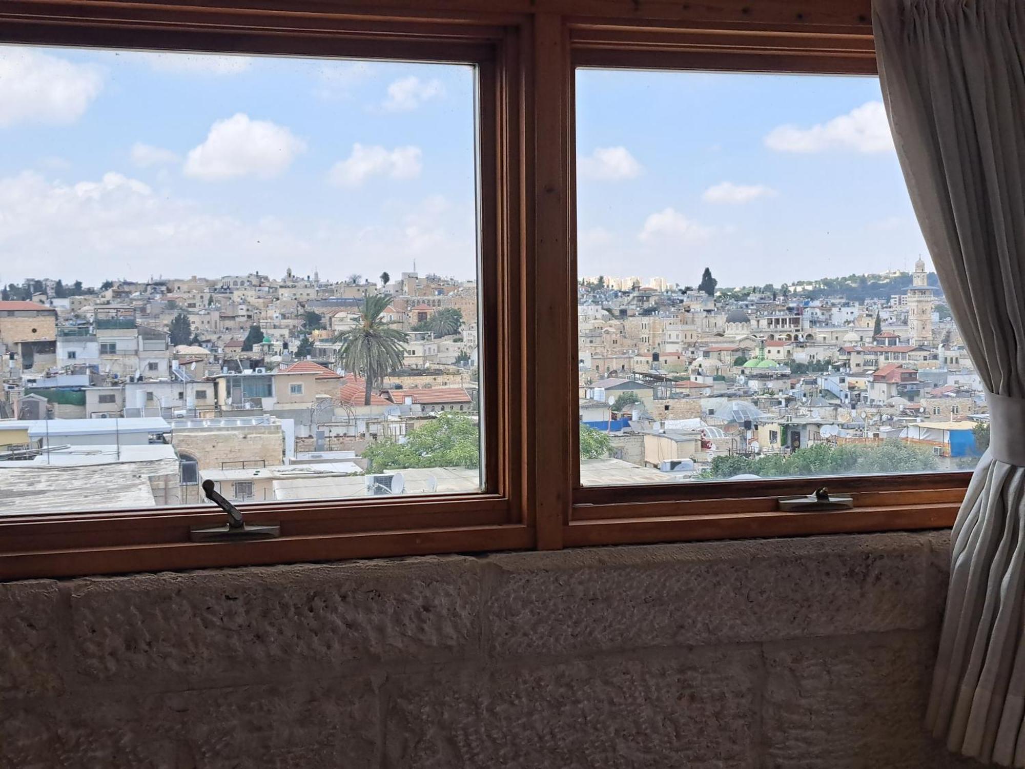 Into Jerusalem Heart Luaran gambar