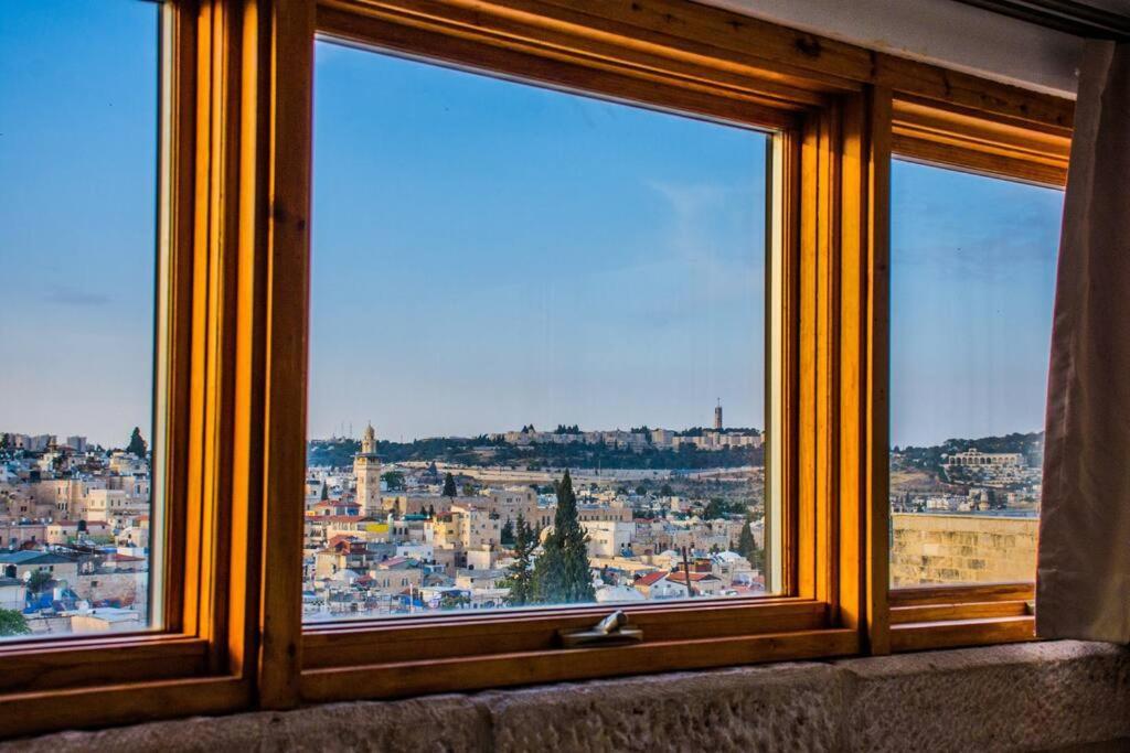 Into Jerusalem Heart Luaran gambar