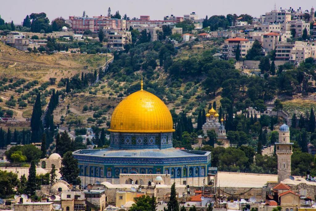 Into Jerusalem Heart Luaran gambar
